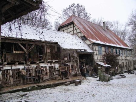 Der mit Schnee bepuderte Innenhof der Raußmühle