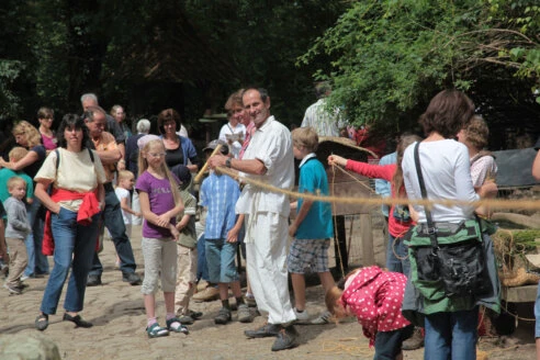 Vorführung der Herstellung von Seilen bei einem Öffentlichkeitstag auf der Raußmühle